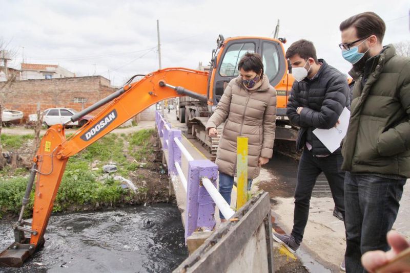 Mendoza y Simone supervisaron trabajos de limpieza de los arroyos 