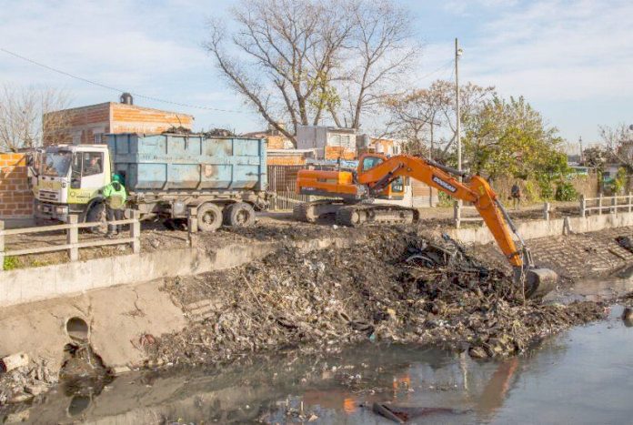 El Municipio y la Provincia limpiaron el arroyo Las Piedras